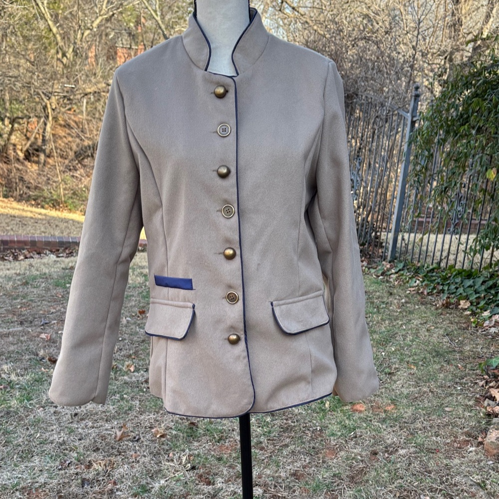 7 button fitted jacket with navy piping